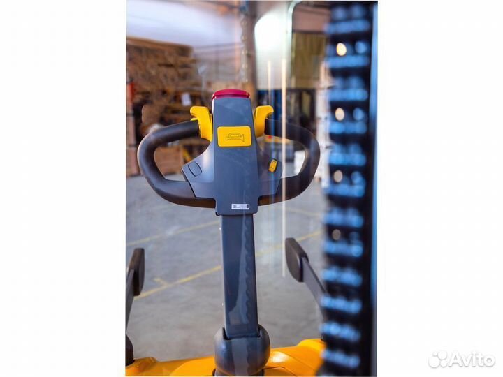 Штабелёр электрический самоходный с площадкой