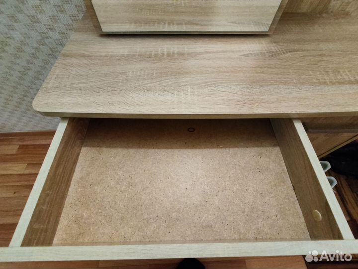 Туалетный столик с зеркалом