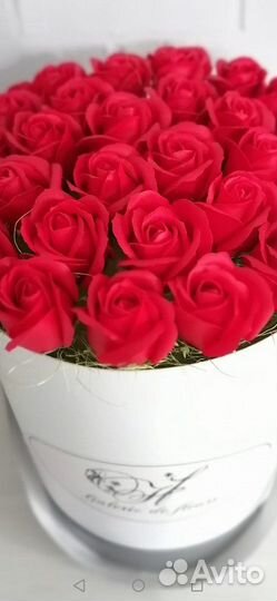 Мыльные розы в шляпой коробке