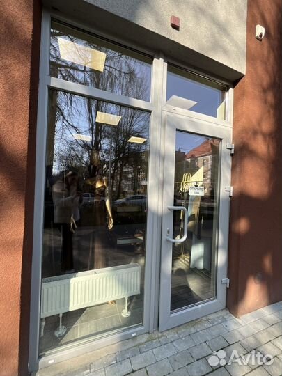 Аренда шоурума, рейла для одежды, полки, места