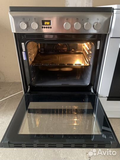 Плита электрическая Hotpoint керамика, серебро