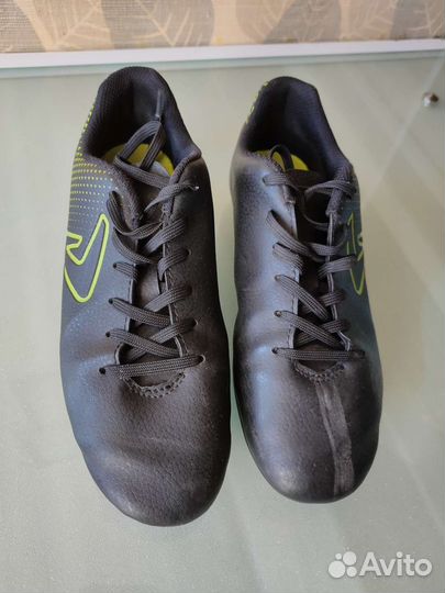 Футбольные бутсы с шипами