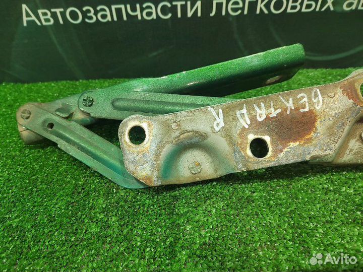 Петля капота правая Opel Vectra B хэтчбек II X18XE