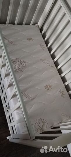 Детская кроватка с маятником