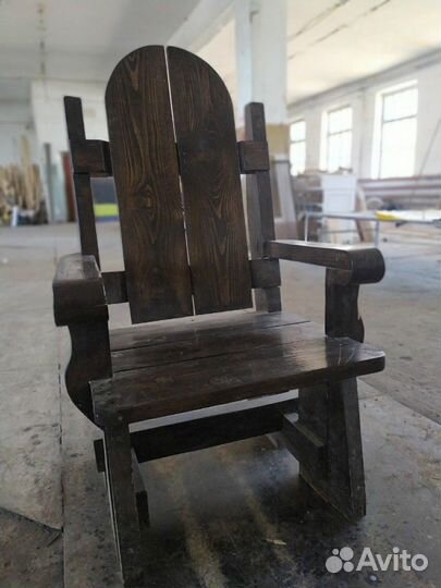 Трон деревянный