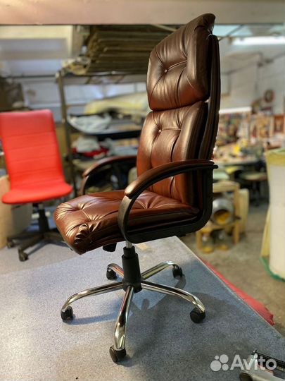 Офисное кресло