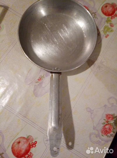 Кастрюли (6 и 10 л) и 2 сковороды