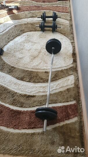 Атлетическая скамья с грифами и блинами