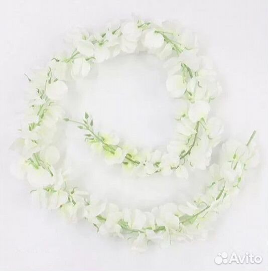 Белая цветочная гирлянда (глицинии)