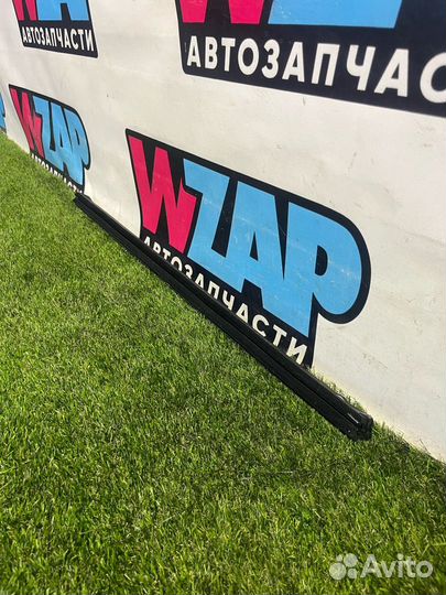 Уплотнитель стекла двери передний правый Honda