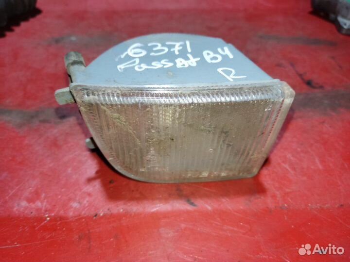 Поворотник передний правый Volkswagen Passat B4