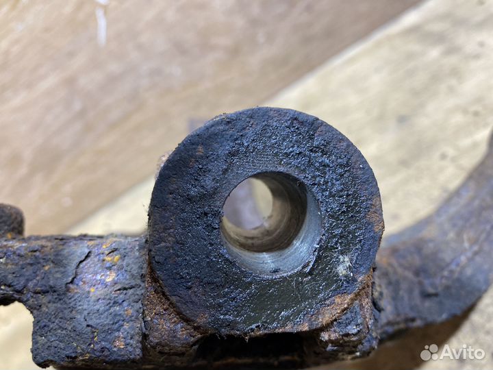 Поворотный кулак передний правый Opel Antara X100