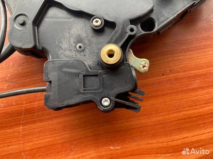 Замок сдвижной двери левый Vw Transporter T5 AXB