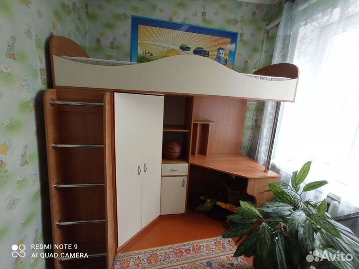 Детская кровать чердак со столом и шкафом