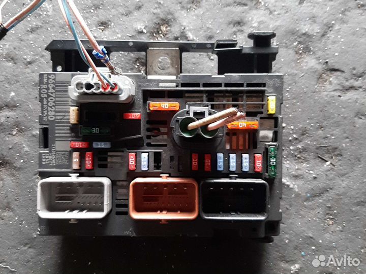 Блок предохнителей Пежо 308 Ситроен C4 Ц4