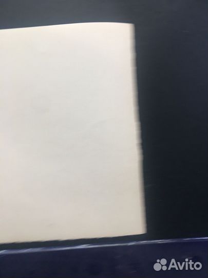 Мужчина побеждает кружку пива старая кружка СССР