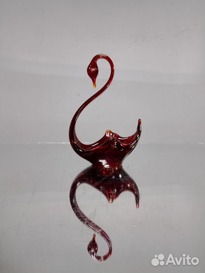 Сувенир лебедь, цветное стекло