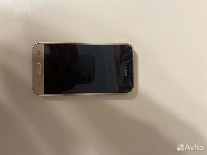 Телефон Samsung galaxy J1