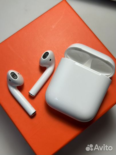 Apple AirPods 2 с беспроводным зарядным футляром