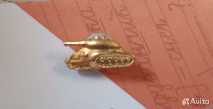 Значок танк