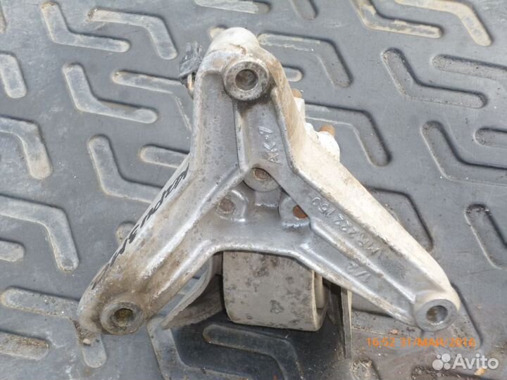 Кронштейн МКПП левый Мицубиси Каризма