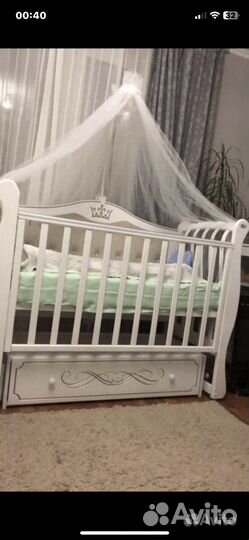 Детская кроватка с маятником