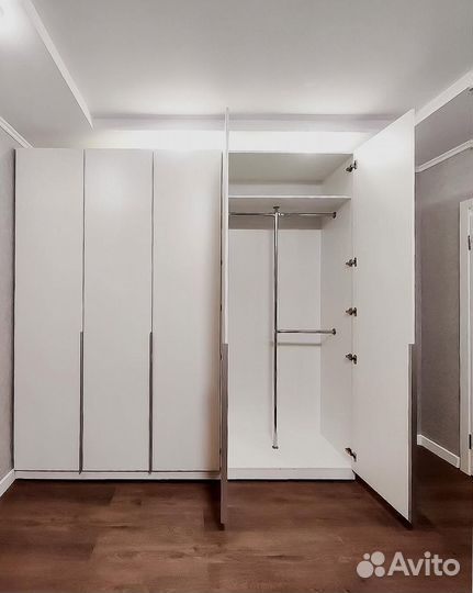 Современный распашной шкаф