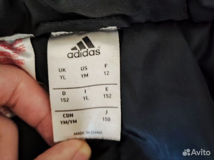 Весенняя куртка adidas 152