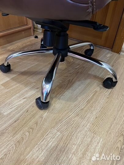 Компьютерное кресло кожаное б/у