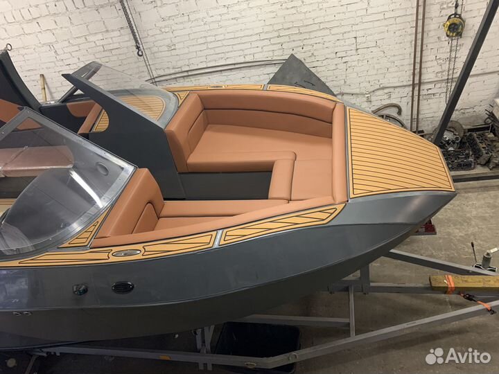 Катер буксировщик для вейксерфинга