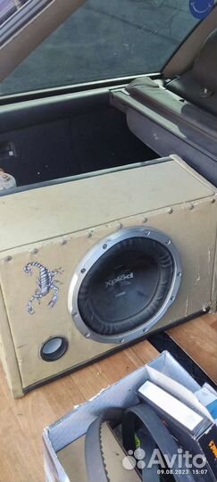 Сабвуфер и усилитель в автомобиль