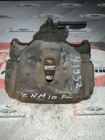 Суппорт перед лево c Toyota Isis ZNM10G 1ZZ-FE