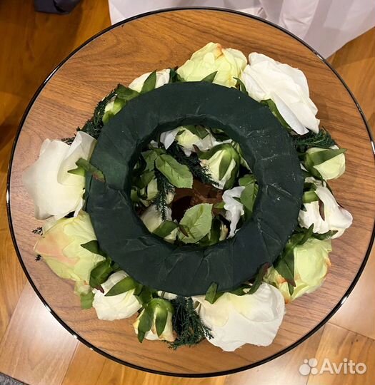 Рождественский венок из искусственных цветов