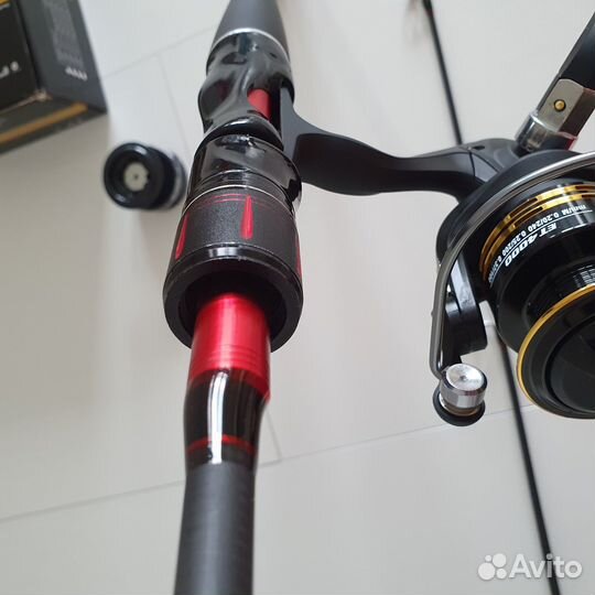 Уникальный спиннинг из карбона с катушкой 4000сер