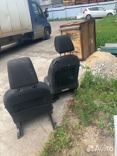 Передние сиденья ford