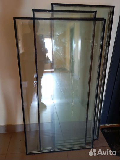 Оконные стекла в чёрной раме