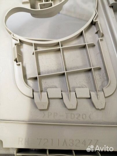 Накладка на стойку внутренняя правая Mitsubishi