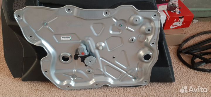 Обшивка двери левая передняя в Nissan teana