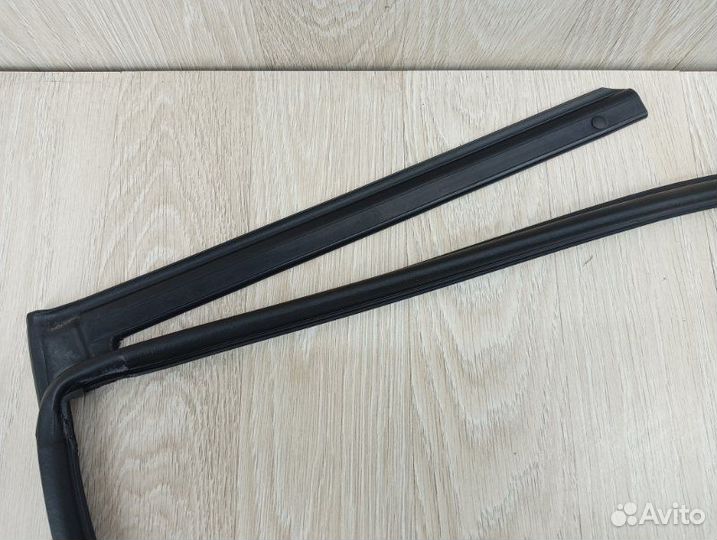 Уплотнитель двери задний левый Hyundai Solaris 2