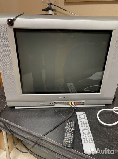 Телевизор Sharp с приставкой на 20 каналов