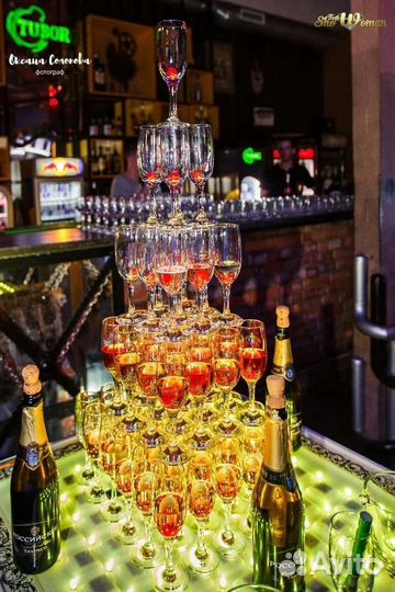 Пирамида из бокалов.Горка шампанского.Каскад