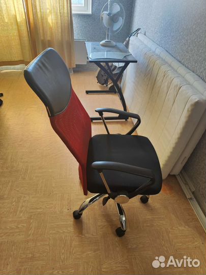 Офисное кресло с механизмом качения