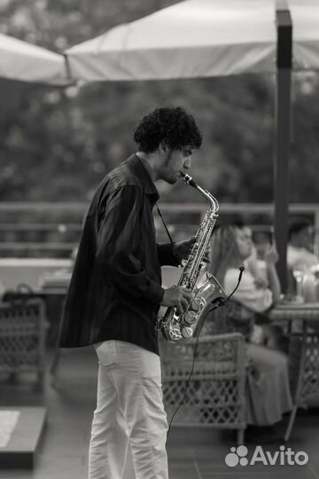 Саксофонист и скрипач на праздник