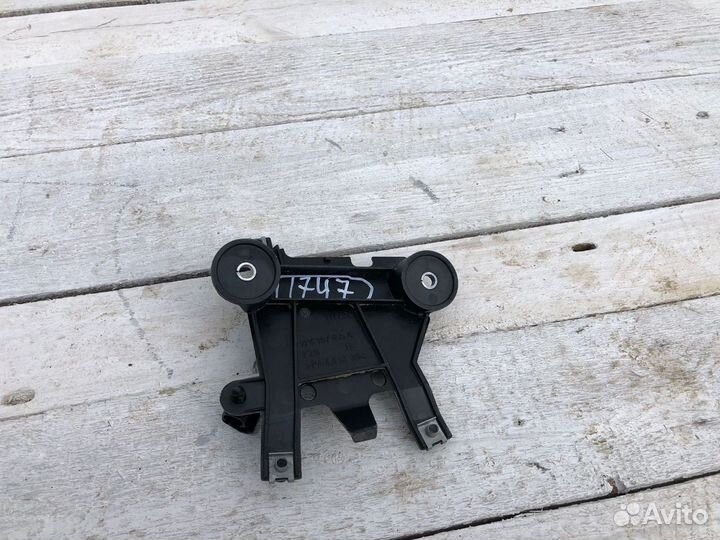 Volkswagen Touareg 10- Кронштейн блока управления