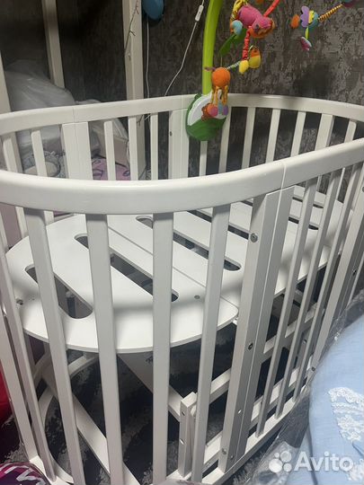 Детская кроватка с маятником