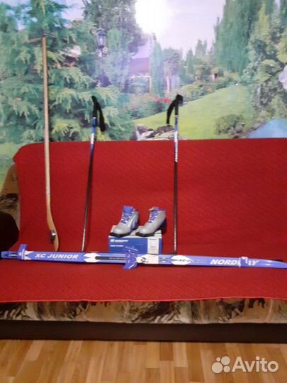 Беговые лыжи (в комплекте с ботинками и палками, и