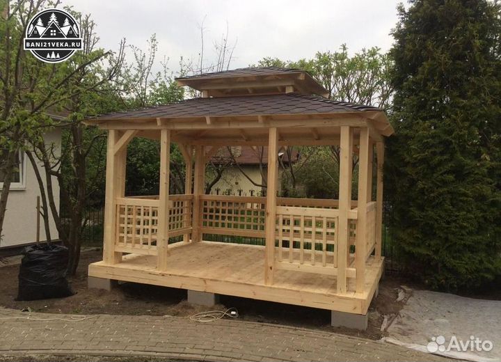 Беседка деревянная на сваях
