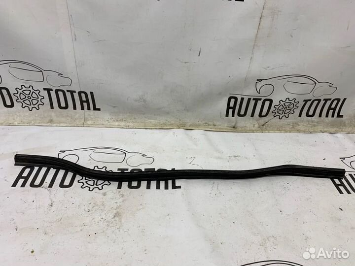 Уплотнитель капота Renault Symbol K7JA700 2005