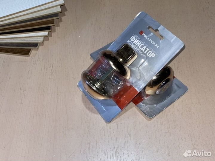 Поворотник для запирания межкомнатной двери