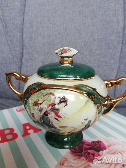 Фарфоровая музыкальная шкатулка Англия